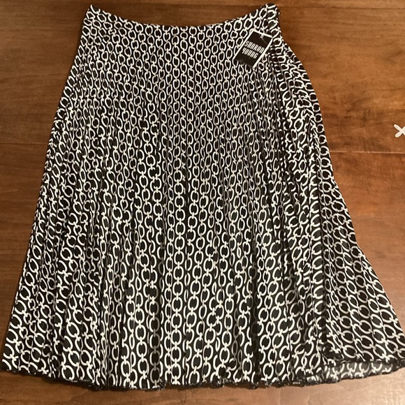 Sharon Young Dresses & Skirts - NWT Sharon Young skirt b/w chain 8